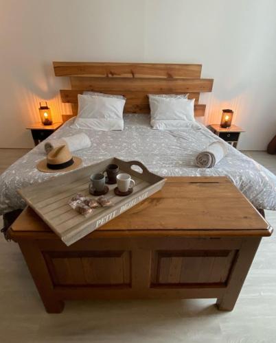 - un lit avec un plateau/bouilloire dans l'établissement Appartement en entrée de ville avec balneo, à Pont-lʼAbbé