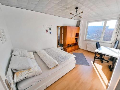 Schlafzimmer mit einem Bett, einem Schreibtisch und einem Fenster in der Unterkunft Best Rated Central Apartment Vienna - AC, WiFi, 24-7 Self Check-In, Board games, Netflix, Prime in Wien