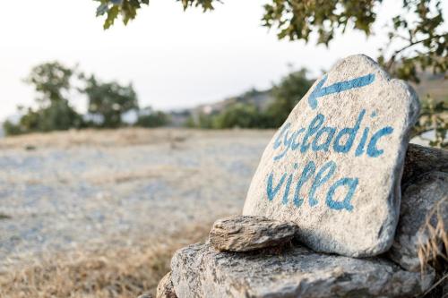 una roca con la palabra villa adoquinada en ella en Cycladic Villa with sea view!, en Ioulida