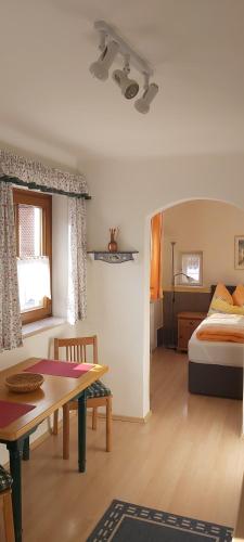 een woonkamer met een bed en een tafel bij Stift Göttweigblick in Furth
