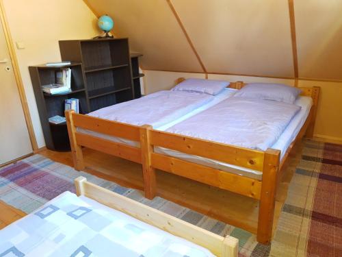 1 dormitorio con 1 cama grande en una habitación en U včelárov, en Mýto pod Ďumbierom