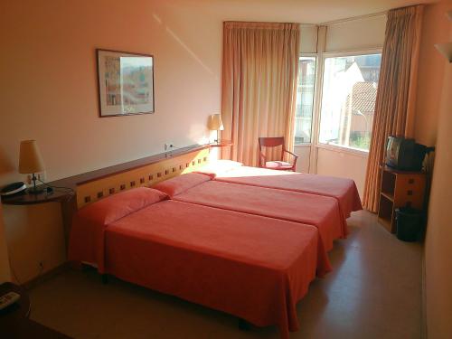 Ліжко або ліжка в номері Hotel Montmeló