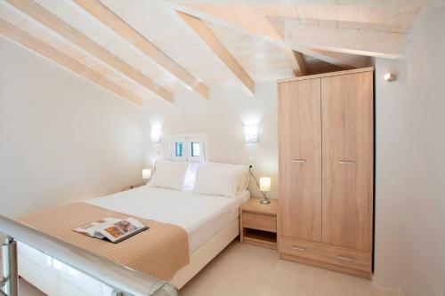 ein Schlafzimmer mit einem Bett und einer Holzdecke in der Unterkunft Anthemis Luxury Villas in Lygia