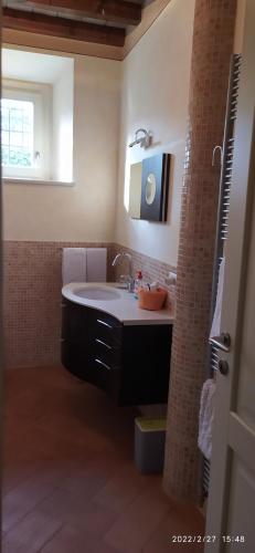 La salle de bains est pourvue d'un lavabo et d'un miroir. dans l'établissement Villa Esther, à Maranello