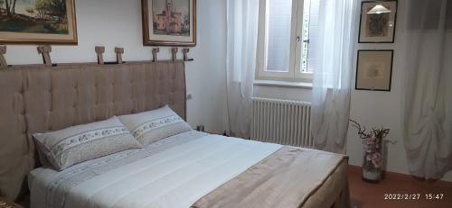 a bedroom with a large bed with a window at Villa Esther in Maranello