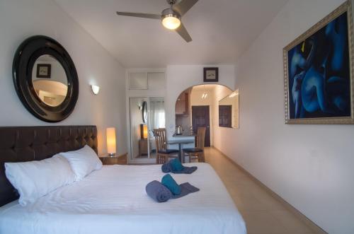 Lagos Main Avenue studio with Marina view balcony