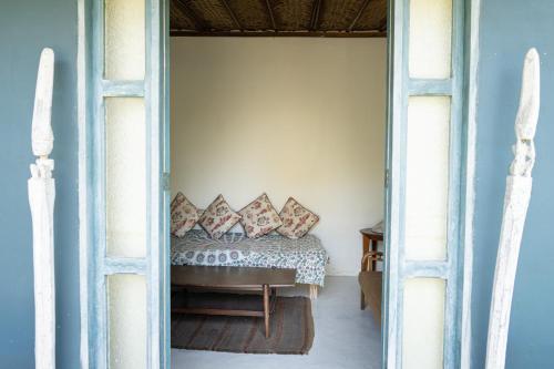 ein Schlafzimmer mit einem Bett mit Kissen darauf in der Unterkunft Ekaa Hotel in Palomino