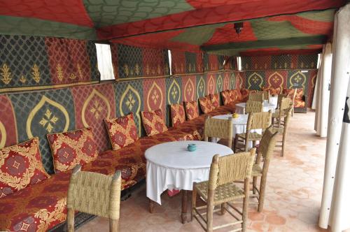 une rangée de tables et de chaises dans un restaurant dans l'établissement Hotel Cecil, à Marrakech