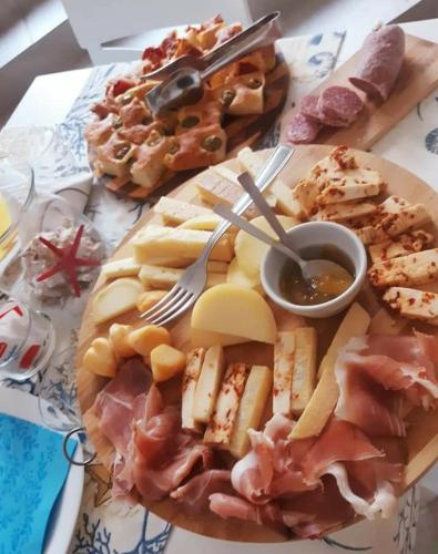 Makanan di atau berdekatan rumah tamu ini
