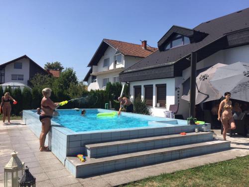 Gallery image of Luxeriöse Villa mit Bergblick in Donji Ljenobud