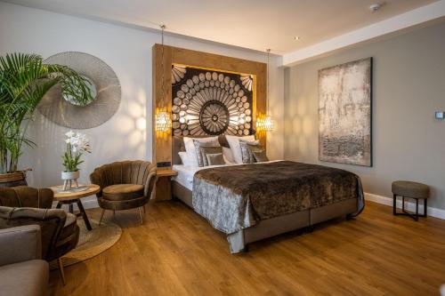 a bedroom with a bed and a living room at Boutique Hotel Melchers in Vechta