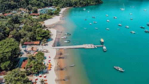 una vista aérea de una playa con barcos en el agua en Flat da Praia de Tarituba 2, en Paraty