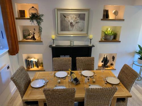 Restoranas ar kita vieta pavalgyti apgyvendinimo įstaigoje Renovated Miner’s Cottage - family & dog friendly