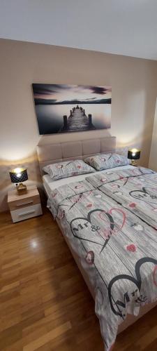 una camera con un letto con una foto sul muro di Apartment Sol Mar a Portoroz