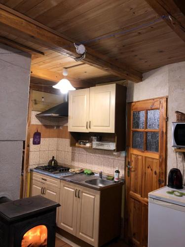 a kitchen with a stove and a stove top oven at Rodzinny Domek Apartament in Wisłoczek
