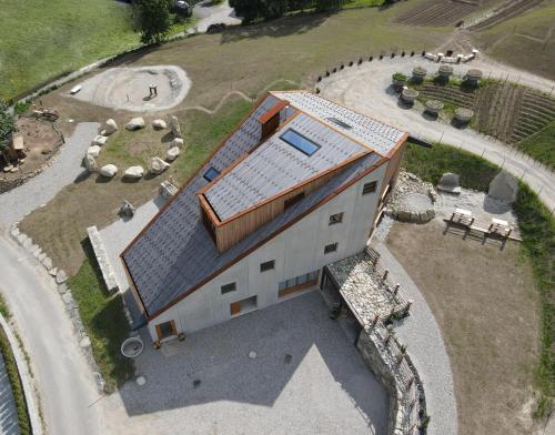 an overhead view of a building with a roof at Koasa-Hof Ganzes Ferienhaus und Sauna 5 Zimmer 240mq in Cadipietra