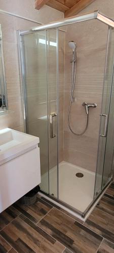 une douche avec une porte vitrée dans une salle de bain dans l'établissement The Garden of Love, à Libourne