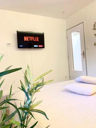 une horloge sur le mur au-dessus d'un lit dans une chambre dans l'établissement L'appart des Tanneurs, à Metz