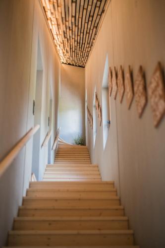 a staircase leading up to a building with a ceiling at Koasa-Hof Ganzes Ferienhaus und Sauna 5 Zimmer 240mq in Cadipietra