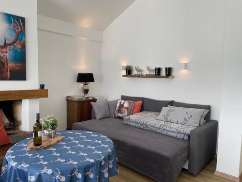 a living room with a couch and a table at Traumhafter Bergblick im Allgäuer Luftkurort in Buchenberg