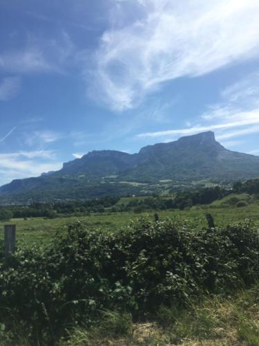 um campo com uma montanha ao fundo em maison de charme dans village médieval em Les Marches