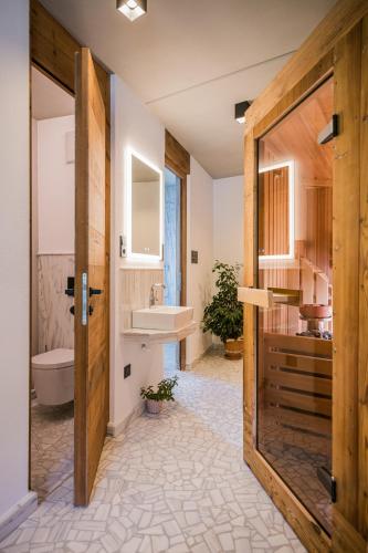 a bathroom with a sink and a toilet and a tub at Koasa-Hof Ganzes Ferienhaus und Sauna 5 Zimmer 240mq in Cadipietra