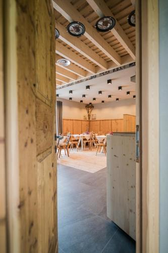 a room with a table and chairs in it at Koasa-Hof Ganzes Ferienhaus und Sauna 5 Zimmer 240mq in Cadipietra