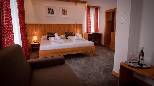 - une chambre avec un lit, un canapé et une chaise dans l'établissement Vila Somani, à Nová Lesná