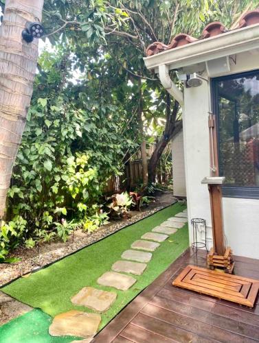 Entire private Beautiful 2 Bedroom plus Den House with gated front&back yard and Free parking 10min drive to Miami Beach photo 63