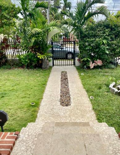 Entire private Beautiful 2 Bedroom plus Den House with gated front&back yard and Free parking 10min drive to Miami Beach photo 22