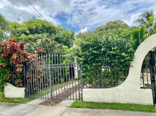 Entire private Beautiful 2 Bedroom plus Den House with gated front&back yard and Free parking 10min drive to Miami Beach photo 15