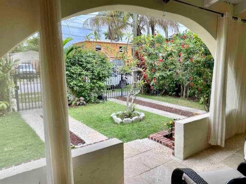 Entire private Beautiful 2 Bedroom plus Den House with gated front&back yard and Free parking 10min drive to Miami Beach photo 21