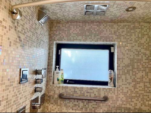 Entire private Beautiful 2 Bedroom plus Den House with gated front&back yard and Free parking 10min drive to Miami Beach photo 52