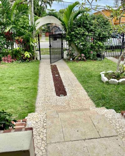 Entire private Beautiful 2 Bedroom plus Den House with gated front&back yard and Free parking 10min drive to Miami Beach photo 23