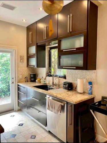 Entire private Beautiful 2 Bedroom plus Den House with gated front&back yard and Free parking 10min drive to Miami Beach photo 28