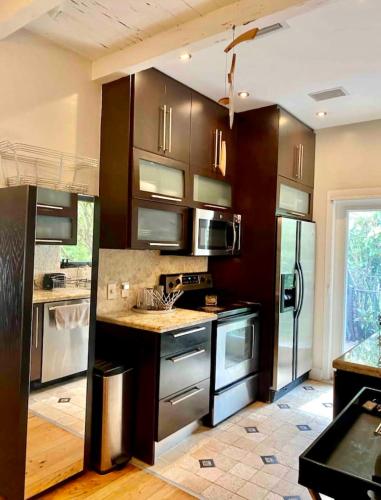 Entire private Beautiful 2 Bedroom plus Den House with gated front&back yard and Free parking 10min drive to Miami Beach photo 29