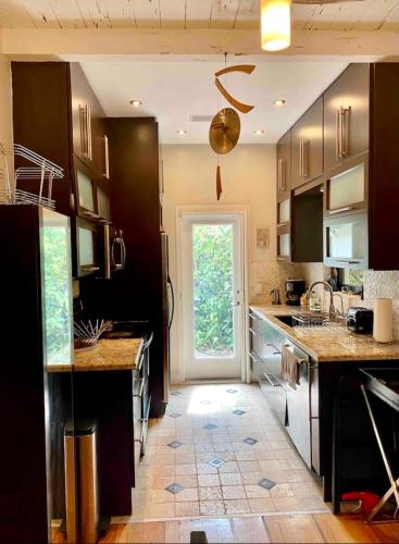 Entire private Beautiful 2 Bedroom plus Den House with gated front&back yard and Free parking 10min drive to Miami Beach photo 30