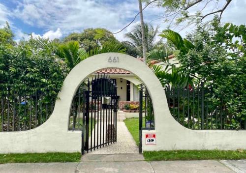 Entire private Beautiful 2 Bedroom plus Den House with gated front&back yard and Free parking 10min drive to Miami Beach photo 12