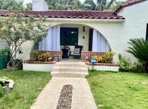 Entire private Beautiful 2 Bedroom plus Den House with gated front&back yard and Free parking 10min drive to Miami Beach photo 18