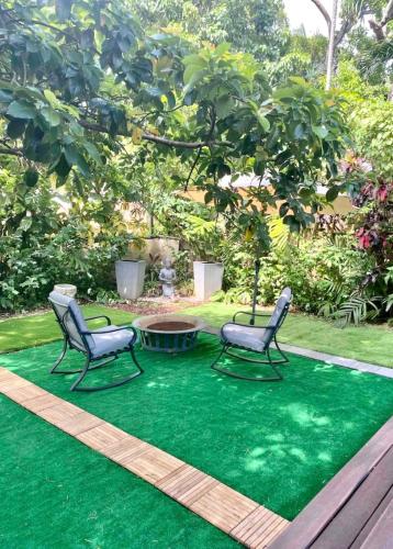 Entire private Beautiful 2 Bedroom plus Den House with gated front&back yard and Free parking 10min drive to Miami Beach photo 61