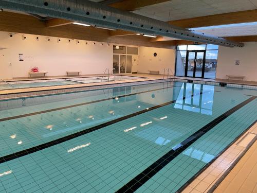 a large indoor swimming pool with a large pool at Perle Øer Maritime ferieby Ebeltoft in Ebeltoft