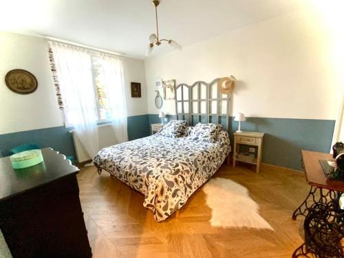 une chambre avec un lit avec une couette dessus dans l'établissement Havre de paix quartier du parc Royan meublé de tourisme classée 4 étoiles, à Royan