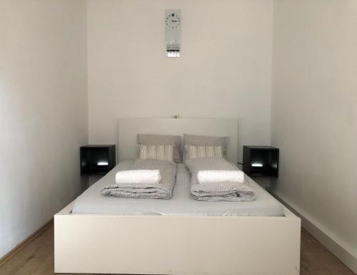 Ένα ή περισσότερα κρεβάτια σε δωμάτιο στο Central Apartment near subway station 2