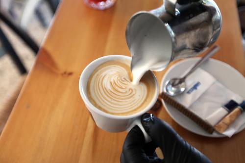 una taza de café con un corazón dibujado en ella en Bob's Apartments en Tolo