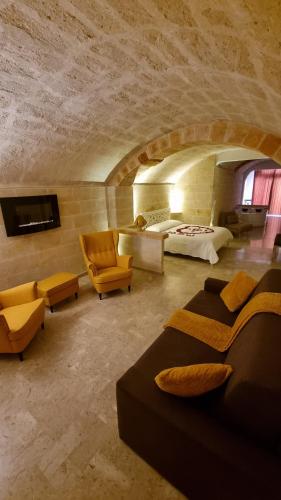 a large room with two beds and a couch at L'Edicola - SUITE - in Pulsano