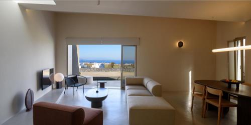 een woonkamer met een bank en een tafel bij Santopaz Suites in Oia