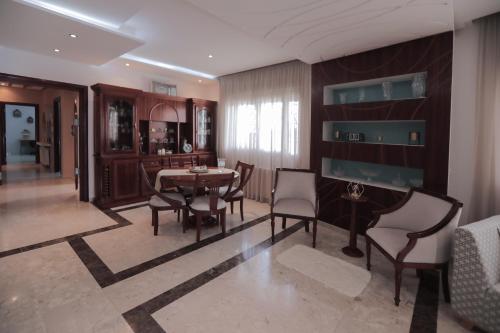 a dining room with a table and chairs at Magnifique Villa Avec Piscine, Pour Vos Vacances ! in Monastir