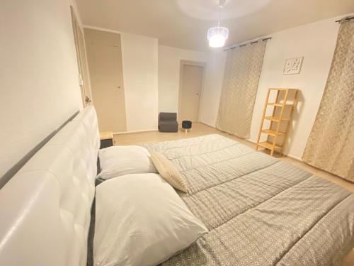 Ένα ή περισσότερα κρεβάτια σε δωμάτιο στο Appartement « Chez Falco » vue sur le château