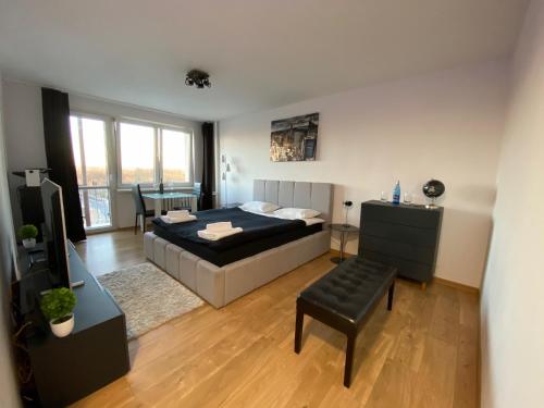 ein Schlafzimmer mit einem Bett und ein Wohnzimmer in der Unterkunft Best View Apartment in Toruń