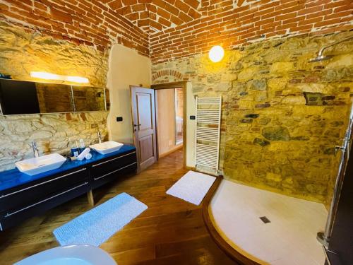 Ванная комната в Villa Sutherland Piemonte with private pool